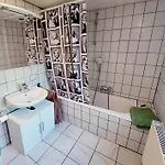 Kleines Haus Mitten In Der Mit Eigener Terrasse Und Sonnenbalkon Appartamento